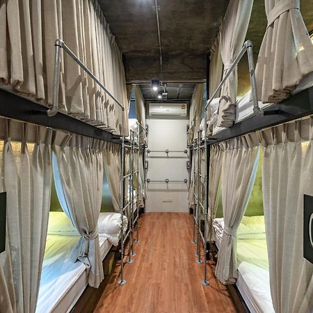 Siam Plug In Hostel Bangkok Exteriör bild