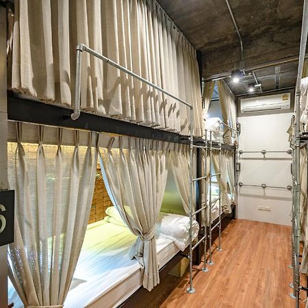 Siam Plug In Hostel Bangkok Exteriör bild