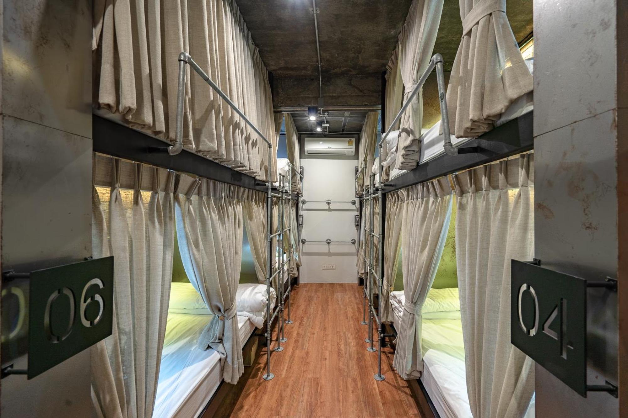 Siam Plug In Hostel Bangkok Exteriör bild