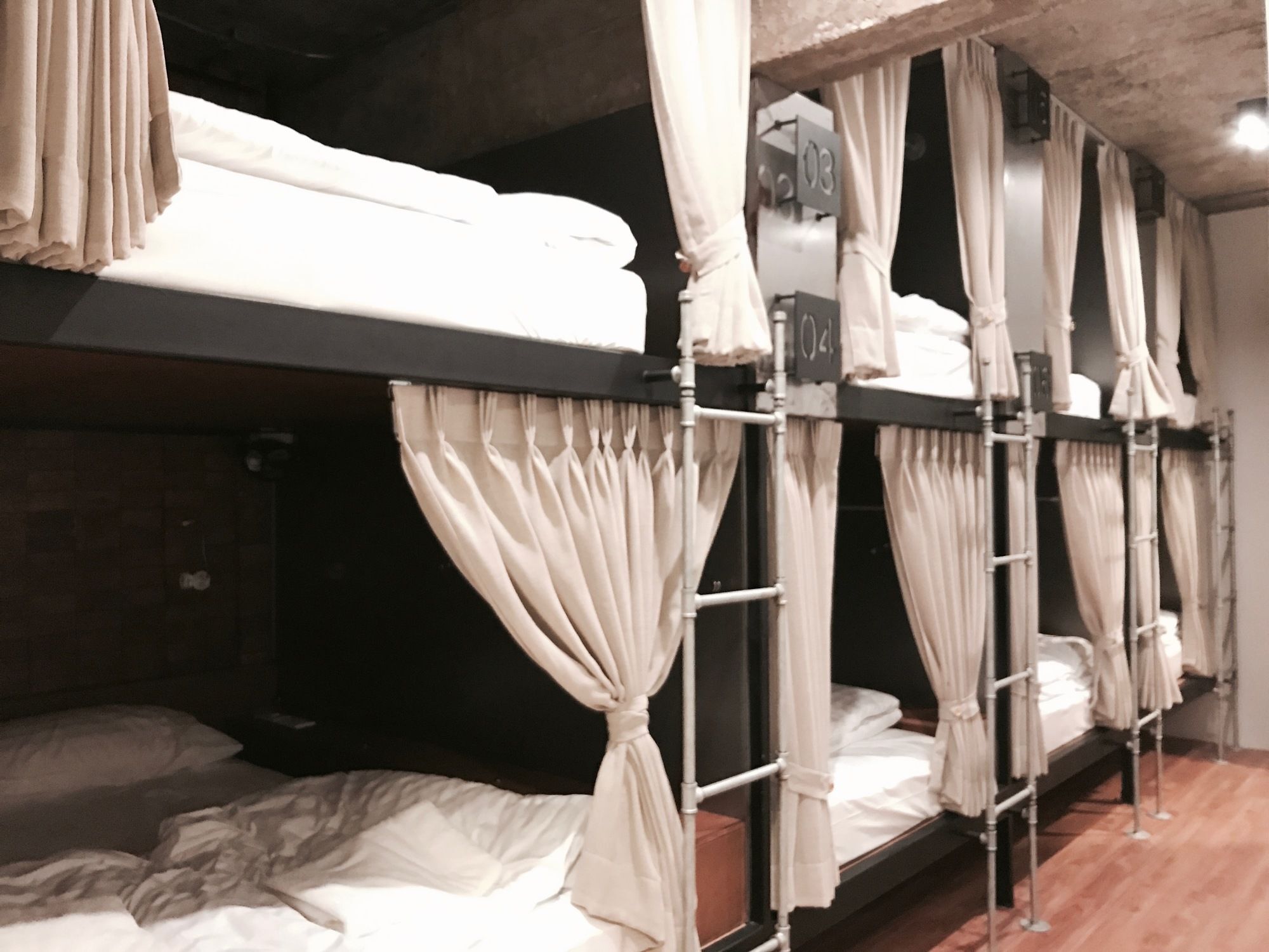Siam Plug In Hostel Bangkok Exteriör bild