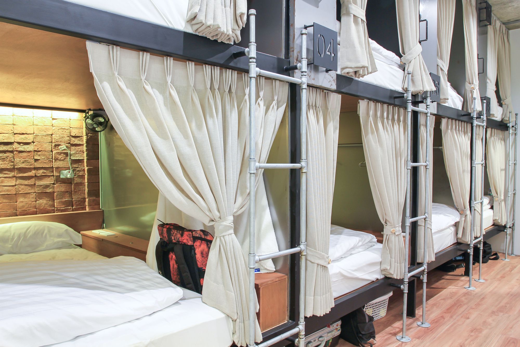 Siam Plug In Hostel Bangkok Exteriör bild
