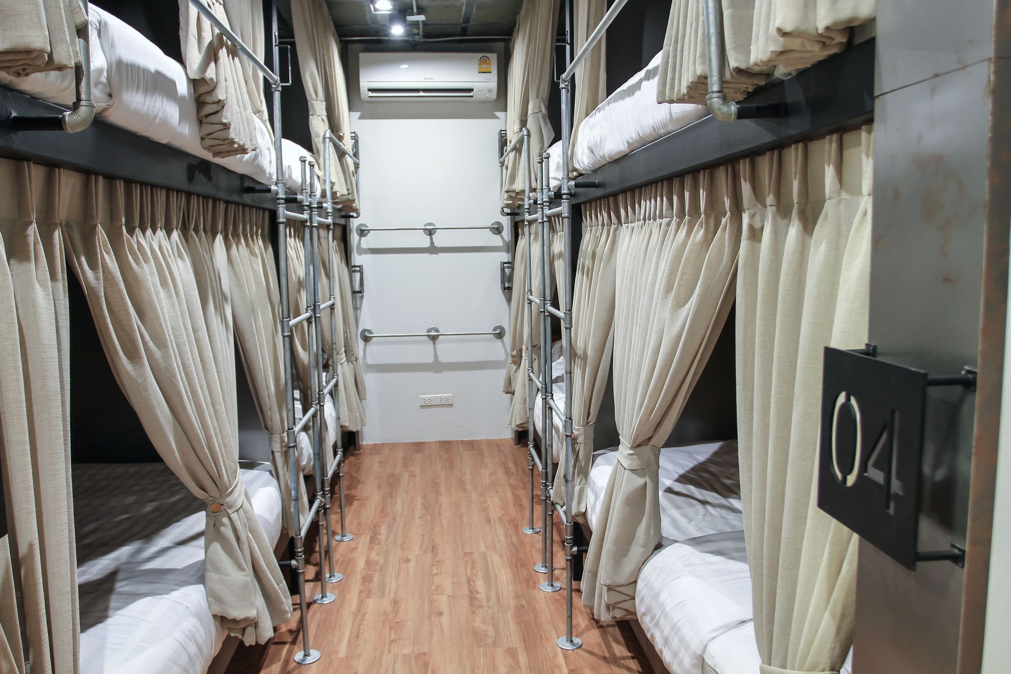 Siam Plug In Hostel Bangkok Exteriör bild